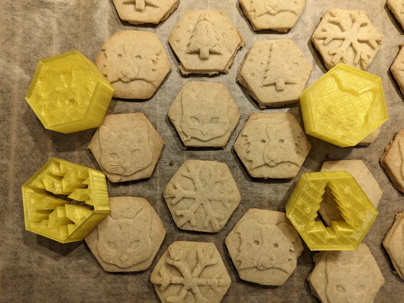 Khuôn Cắt Bánh Quy & Đóng Dấu Giáng Sinh Dễ Thương (Cây Thông, Tuyết, Mèo, Chó) - Image 1