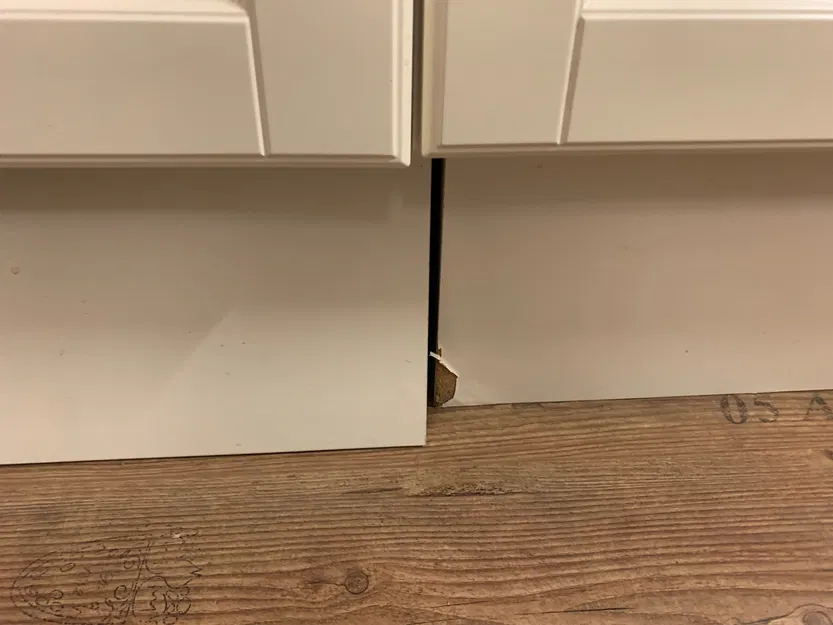 Nẹp Che Chân Tủ Bếp Bị Lỗi - Image 1