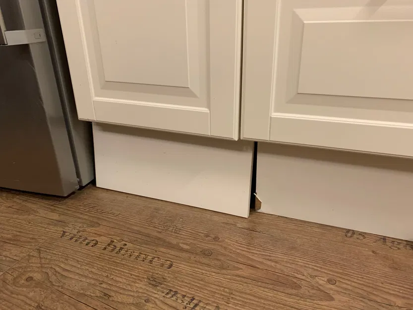 Nẹp Che Chân Tủ Bếp Bị Lỗi - Image 3