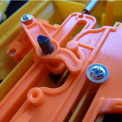 Thay thế trụ đỡ bộ đẩy súng Nerf Barricade