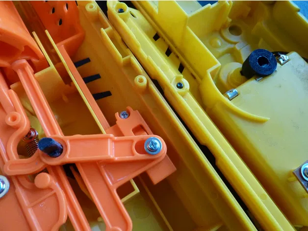 Thay thế trụ đỡ bộ đẩy súng Nerf Barricade - Image 3