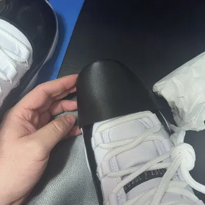 Phần Bảo Vệ Giày Sneaker Khỏi Bị Nhăn