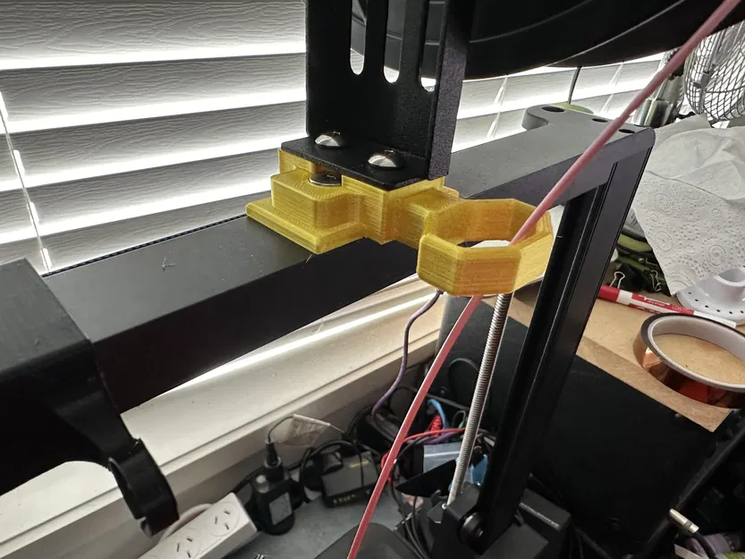 Ender 3 V3 SE: Gắn lại chỗ để cuộn dây kiêm dẫn hướng dây. - Image 1