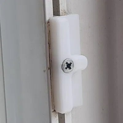 Chốt Cửa Kính Lùa / Window roller striker