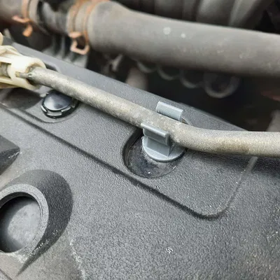 Kẹp Giữ Ty Chống Capo Mitsubishi Lancer Đời 8 (CY0)