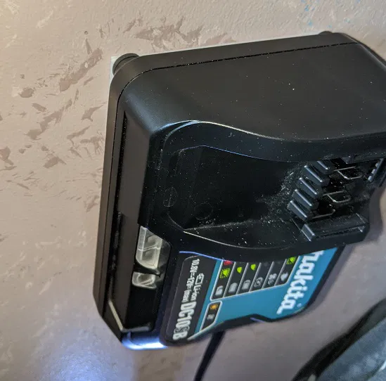 Giá Treo Tường Sạc Makita CXT 12V DC10SB Không Làm Hư Tường - Image 1