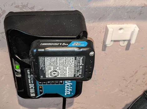 Giá Treo Tường Sạc Makita CXT 12V DC10SB Không Làm Hư Tường - Image 3