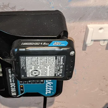 Giá Treo Tường Sạc Makita CXT 12V DC10SB Không Làm Hư Tường