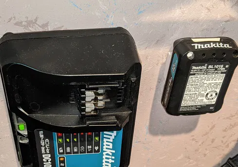 Giá Treo Tường Sạc Makita CXT 12V DC10SB Không Làm Hư Tường - Image 6