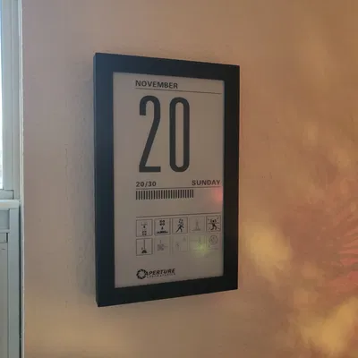 Lịch màn hình e-ink theo chủ đề Portal