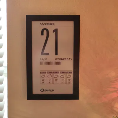 Lịch màn hình e-ink theo chủ đề Portal