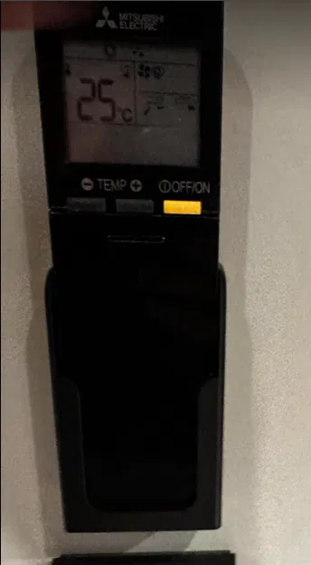 Giá Treo Tường Cho Bộ Điều Khiển Máy Lạnh Mitsubishi - Image 2