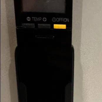 Giá Treo Tường Cho Bộ Điều Khiển Máy Lạnh Mitsubishi