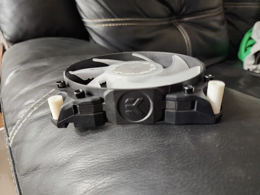 EKWB EK-Vardar X3M fan Stand Off - Image 1