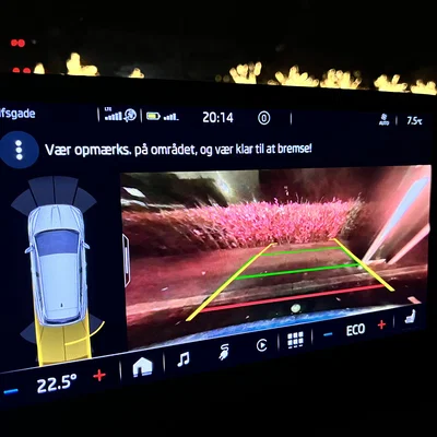 Chụp đèn hốc camera lùi xe Skoda Enyaq