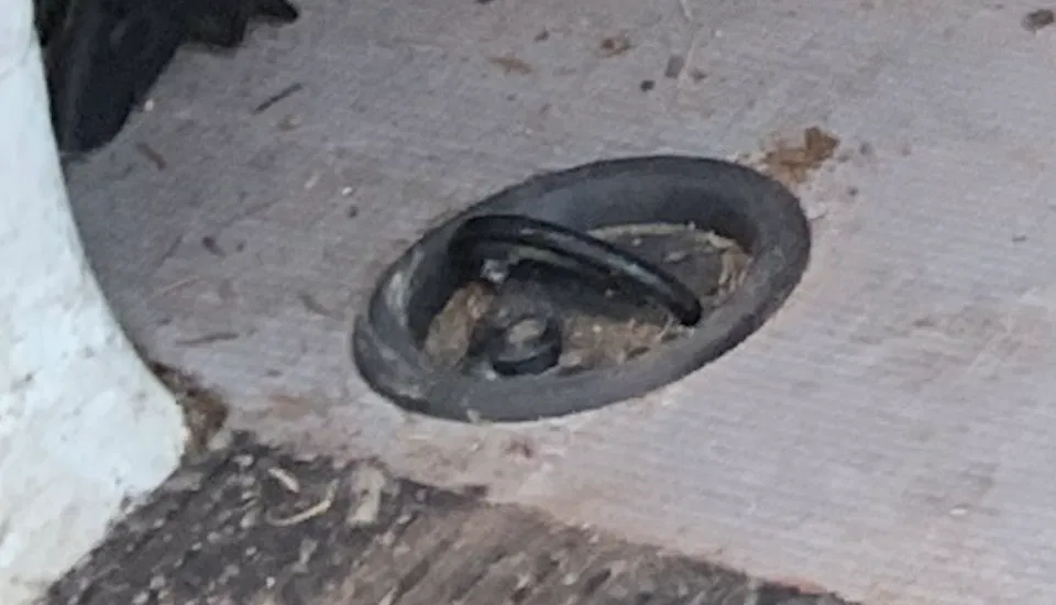 Phần Gá/Che Khay Giữ Dây Buộc Cho VW T5/T6 - Image 1