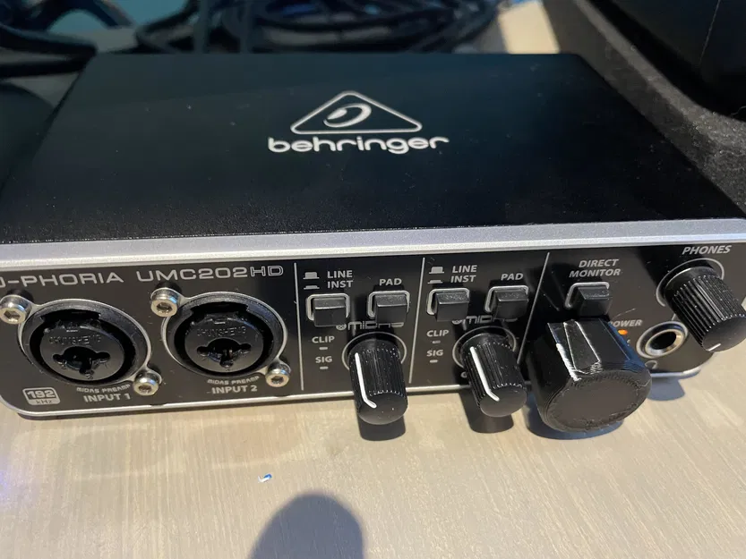 Nút xoay Behringer UMC202HD Lớn hơn đã tốt hơn - Image 1