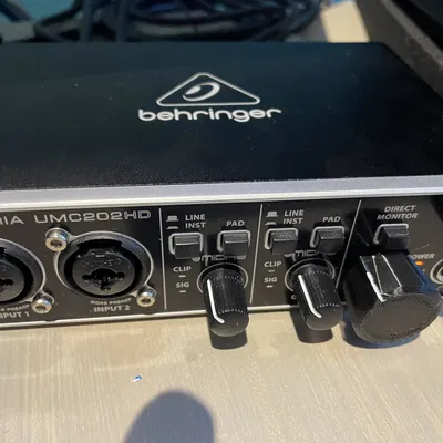 Nút xoay Behringer UMC202HD Lớn hơn đã tốt hơn