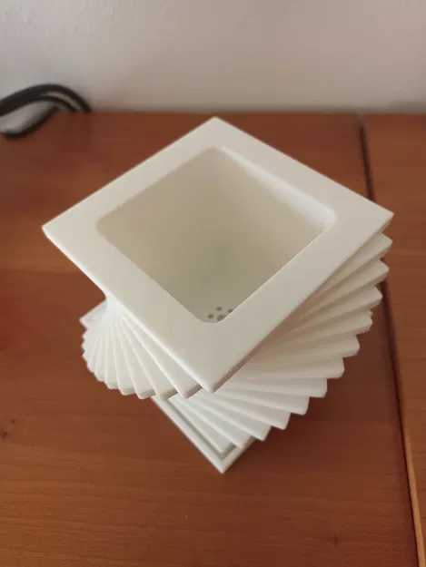 Chậu Cây/Bình Hoa Xoắn Có Đế - Image 2