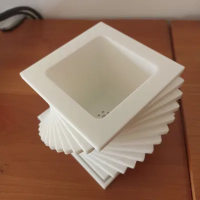 Chậu Cây/Bình Hoa Xoắn Có Đế