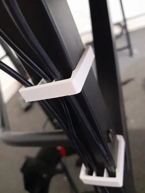 Kẹp Quản Lý Dây Cho Bàn Khung Thép Vuông 30mm V1 - Image 1