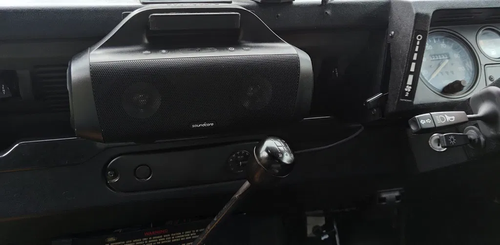 Móc Loa Anker Soundcore Motion Boom Cho Bảng Điều Khiển Land Rover Defender - Image 1