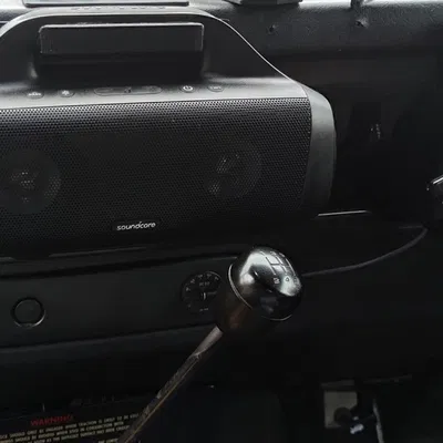Móc Loa Anker Soundcore Motion Boom Cho Bảng Điều Khiển Land Rover Defender