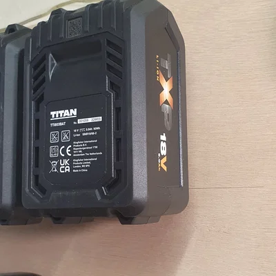 Giá đỡ pin TITAN 18V 5A