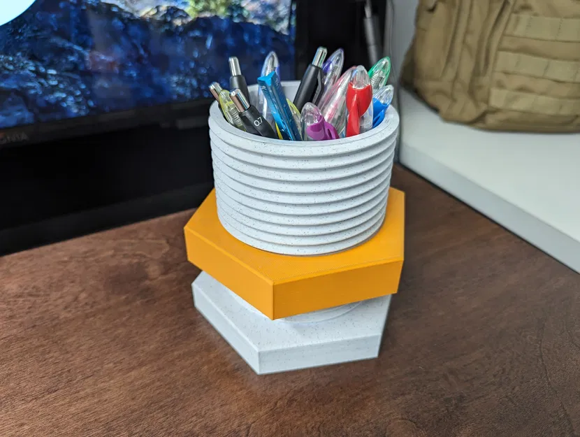 Đế Cắm Bút Hình Bu Lông và Đai Ốc - Image 1