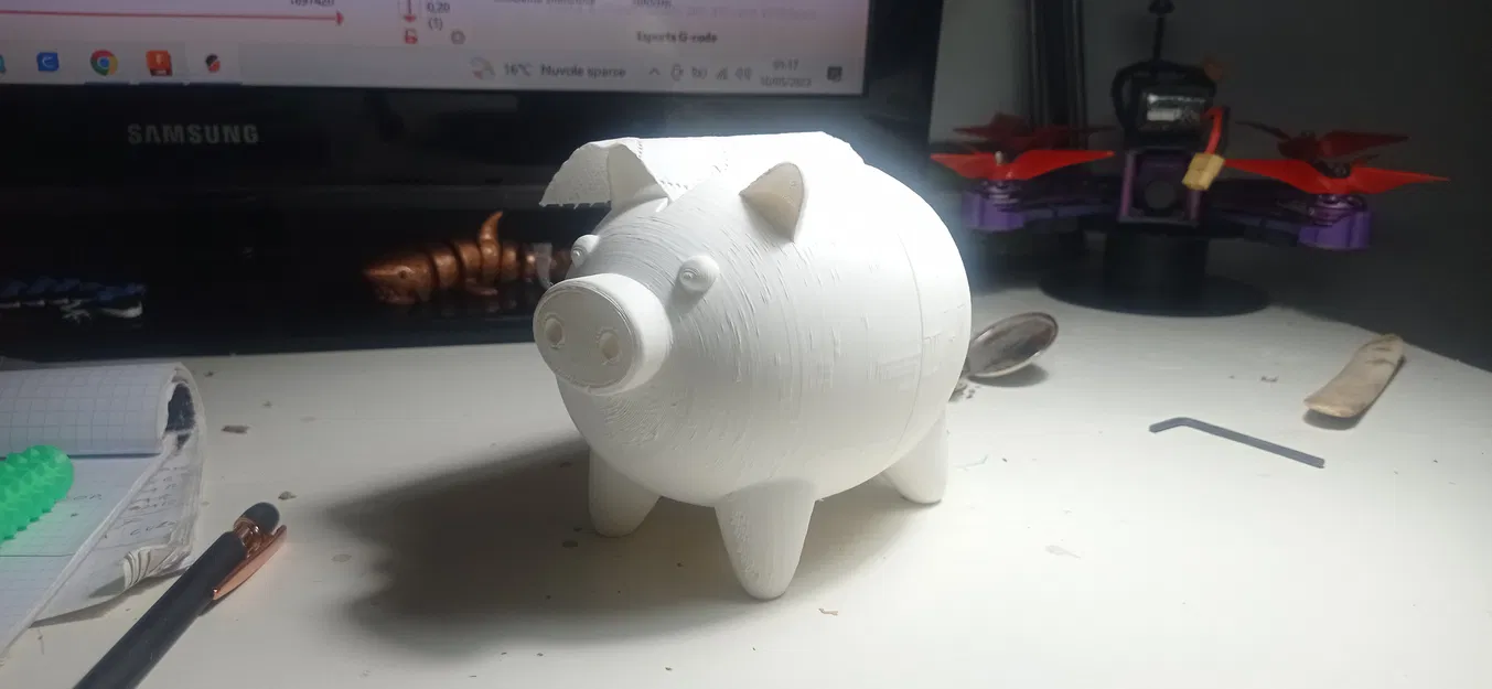 Chú Heo Nhỏ Ăn Giấy Vệ Sinh - Image 1