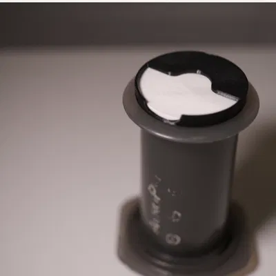 Nắp du lịch Aeropress có chỗ giữ lọc