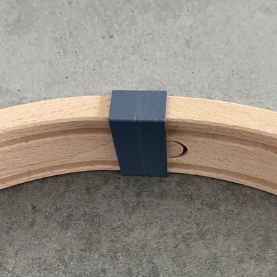 Kẹp Giữ Đường Ray Brio