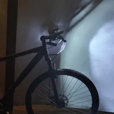 Đèn pin LED và đế SP Connect 1 cho xe đạp