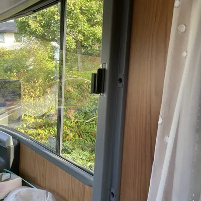 Cái adapter gắn rèm RV