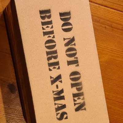 Khuôn Sơn Xịt "KHÔNG ĐƯỢC MỞ TRƯỚC GIÁNG SINH"