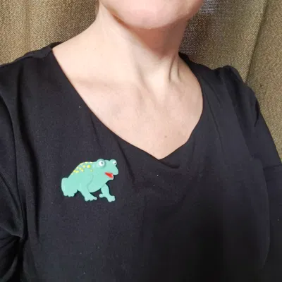 Ghim cài ếch, bông tai ếch, mề đay ếch