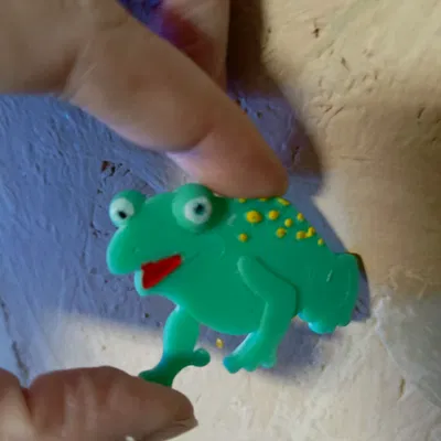 Ghim cài ếch, bông tai ếch, mề đay ếch