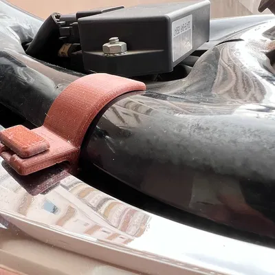 Kẹp nắp bình ắc quy sau Harley Davidson Sportster (Mrk 1.8)