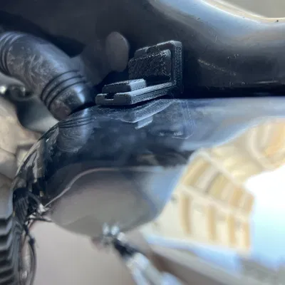 Kẹp che bình ắc quy trước Harley Davidson Sportster (Mrk 1.8)