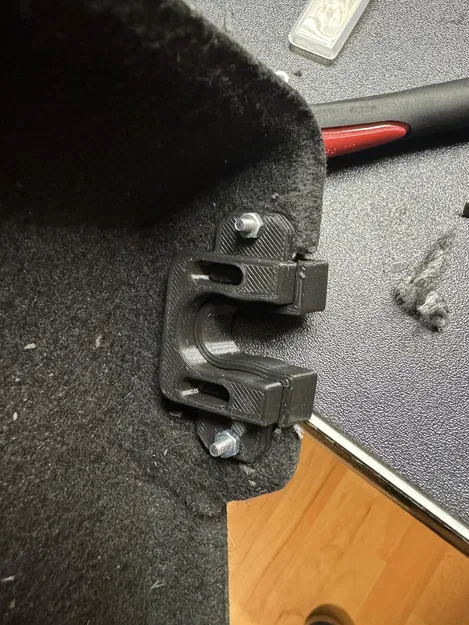 Kẹp cố định cốp xe Ford Fiesta/Focus - Image 1