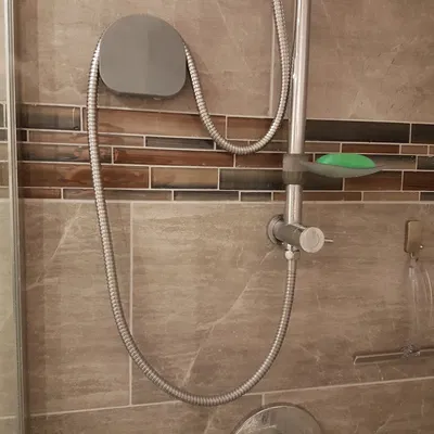 Móc giữ dây sen phòng tắm