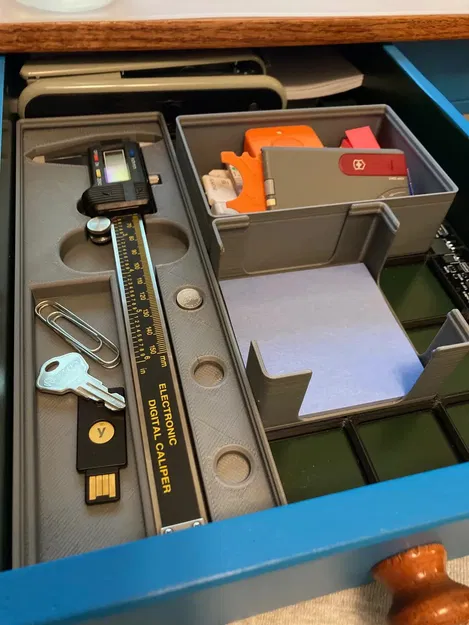 Giá đỡ thước cặp Mitutoyo 6in Gridfinity 2x6 có ngăn chứa pin - Image 1