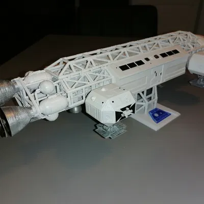 Chân đế trưng bày tàu vận tải Eagle Space 1999 và logo