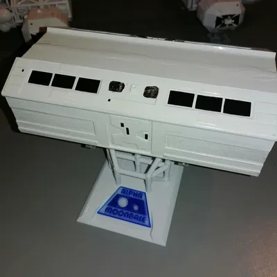 Chân đế trưng bày tàu vận tải Eagle Space 1999 và logo