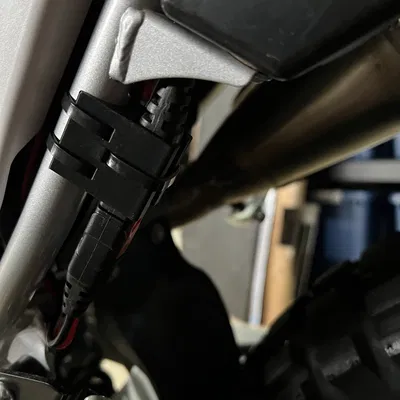 Pat Gắn Dây Sạc Noco Cho Sườn Xe Máy