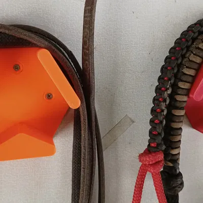 Kệ treo dây cương ngựa