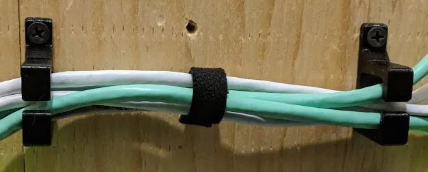 Kẹp Quản Lý Dây Cáp D-Ring Gắn Tường - Image 1