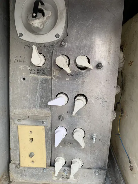 Núm Van Nước RV và Đai Ốc/Nắp - Image 11