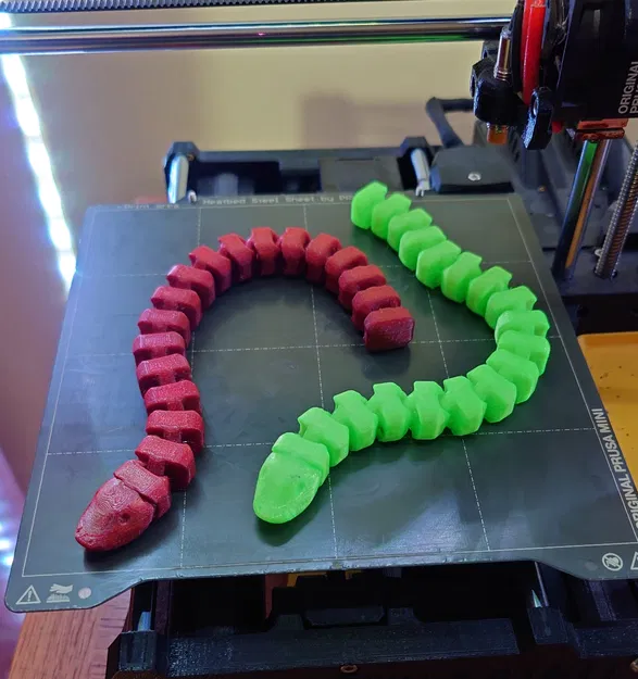 Rắn Khớp Nối Đồ Chơi (Articulated Snake Toy) - Image 1