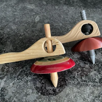 Con Quay Kéo Dây Cổ Điển